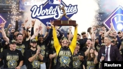 El venezolano William Contreras levanta el trofeo de Jugador Más Valioso de la Serie Mundial.