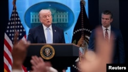 El presidente Donald Trump ofrece declaraciones a la prensa en la Casa Blanca, junto al secretario de Guerra, Pete Hegseth. 