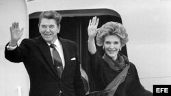 El ex presidente de EEUU Ronald Reagan y su esposa Nancy. Archivo.