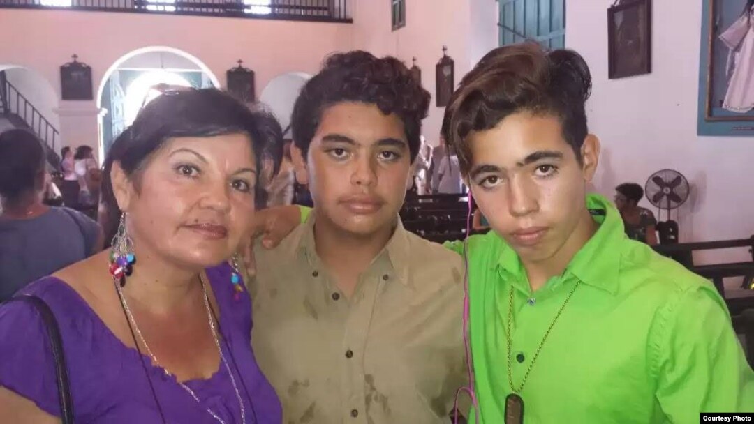 La periodista independiente Bárbara Viera, junto a sus dos hijos.