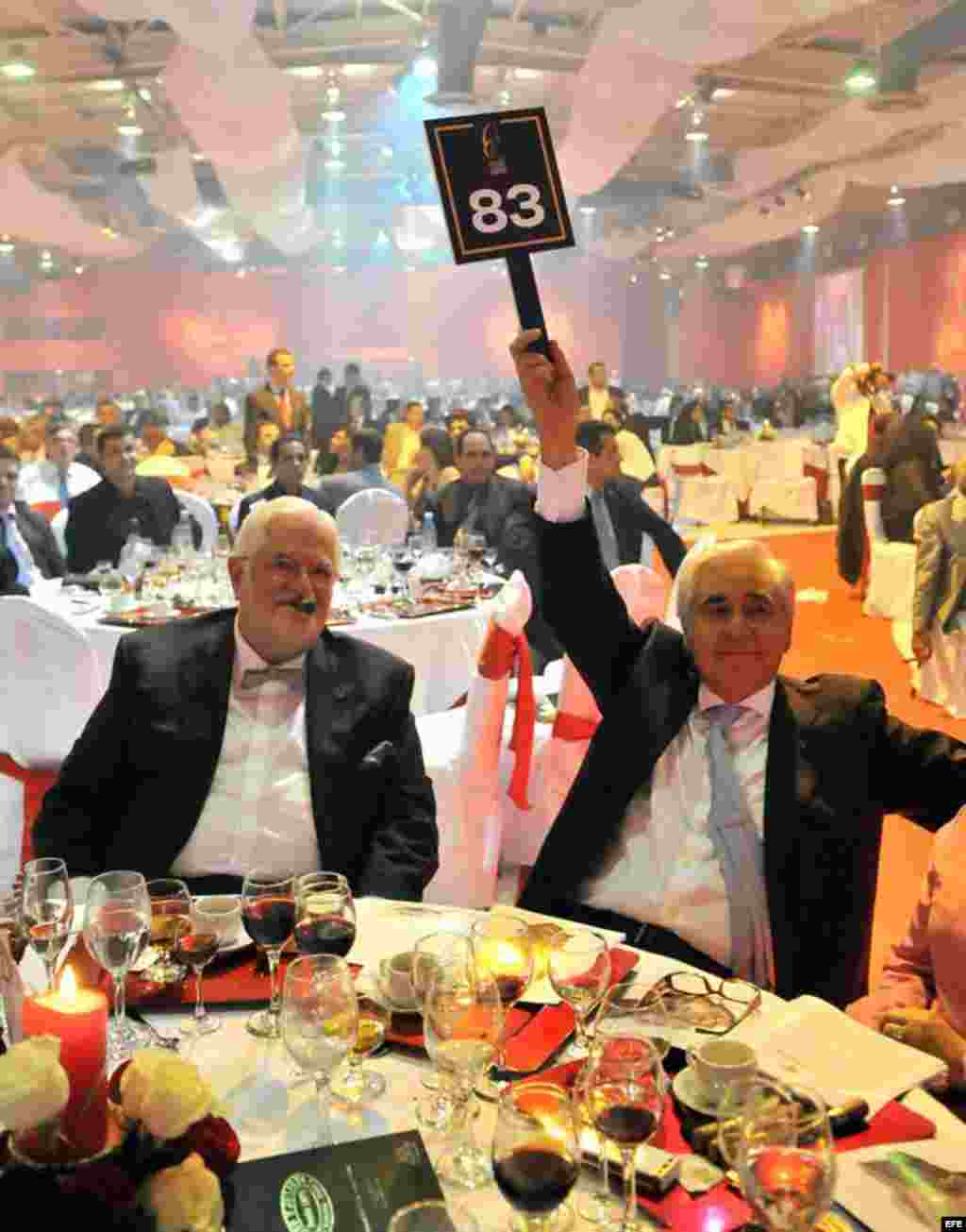Durante el evento se realizó una subasta de tabacos y humidores (cajas de lujo) por un valor de 730.000 euros (unos 963.000 dólares).