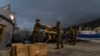 Marineros e infantes de marina de EEUU transportaron suministros de ayuda de vital importancia desde el USS Fort Lauderdale hasta el puerto de La Guaira en la mañana de este domingo, 28 de junio.