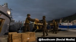 Marineros e infantes de marina de EEUU transportaron suministros de ayuda de vital importancia desde el USS Fort Lauderdale hasta el puerto de La Guaira en la mañana de este domingo, 28 de junio.
