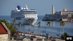 El Crucero Adonia pasa frente al Morro habanero.