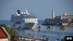 Un crucero pasa frente al Morro habanero.