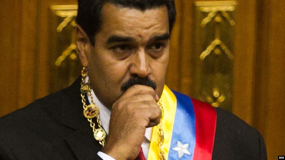 Nicolás Maduro con la banda presidencial.