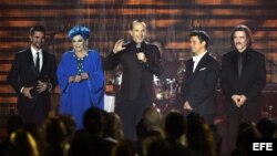 Miguel Bosé, "la Persona del Año" en esta edición del Latin Grammy, posa junto a su madre Lucía Bose, Juanes (izq),  Alejandro Sanz (2º dcha) y el director de orquesta español Luis Cobos. 