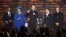 Miguel Bosé, "la Persona del Año" en esta edición del Latin Grammy, posa junto a su madre Lucía Bose, Juanes (izq),  Alejandro Sanz (2º dcha) y el director de orquesta español Luis Cobos. 