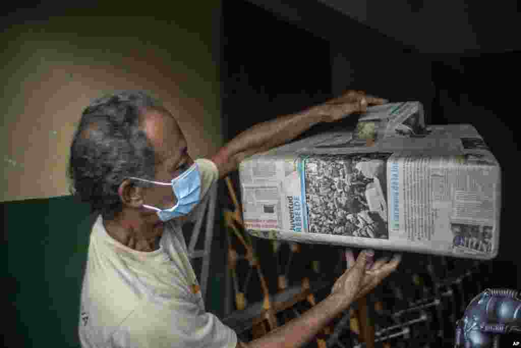 Adolfo Rivero sostiene el molde hecho de periódicos de lo que va a ser el tanque de gasolina.&nbsp;(AP Photo/Ramon Espinosa)