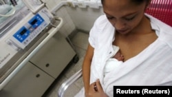 Madre sostiene a su bebé recién nacido en un hospital, Cuba. (Foto: Reuters)