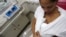 Madre sostiene a su bebé recién nacido en un hospital, Cuba. (Foto: Reuters)
