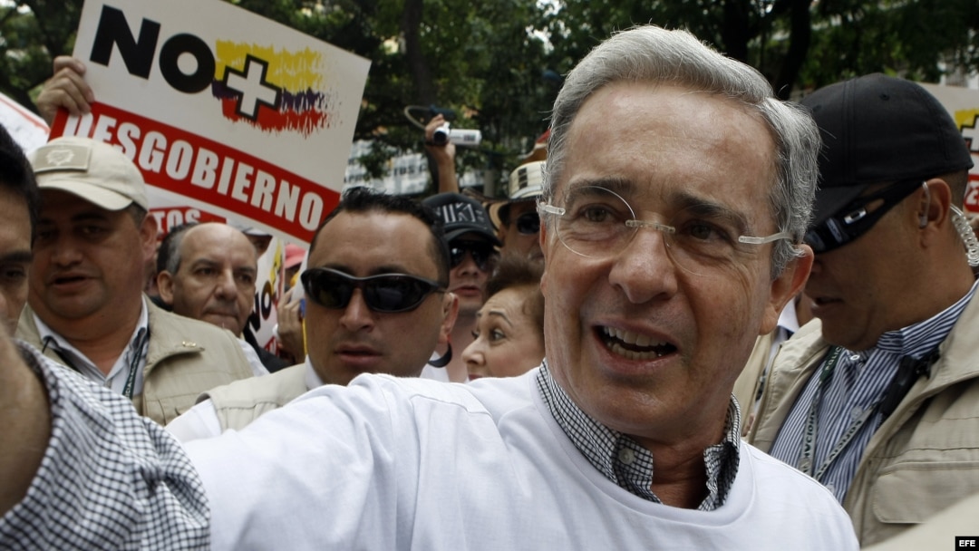 Álvaro Uribe asiste a una marcha para protestar contra algunas medidas y actos del actual Gobierno colombiano.