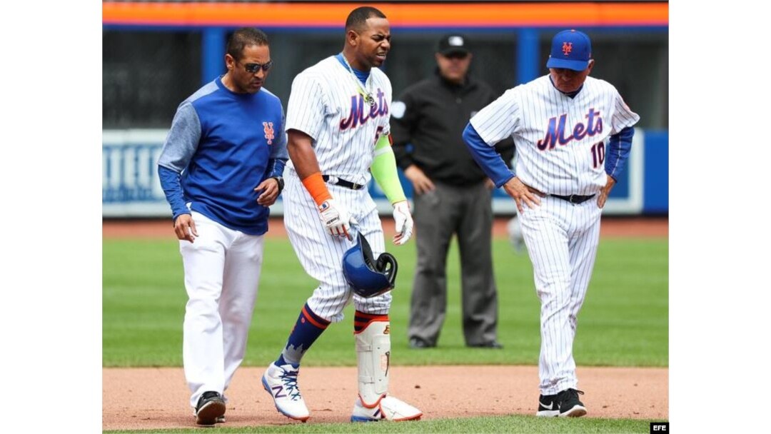Yoenis Céspedes (c) de los Mets reacciona tras lastimarse una pierna (abril 2017).