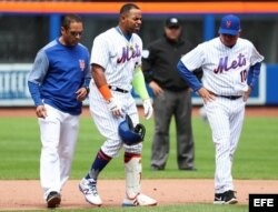 Yoenis Céspedes (c) de los Mets reacciona tras lastimarse una pierna (abril 2017).