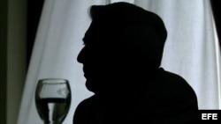 La silueta del escritor peruano Mario Vargas Llosa.