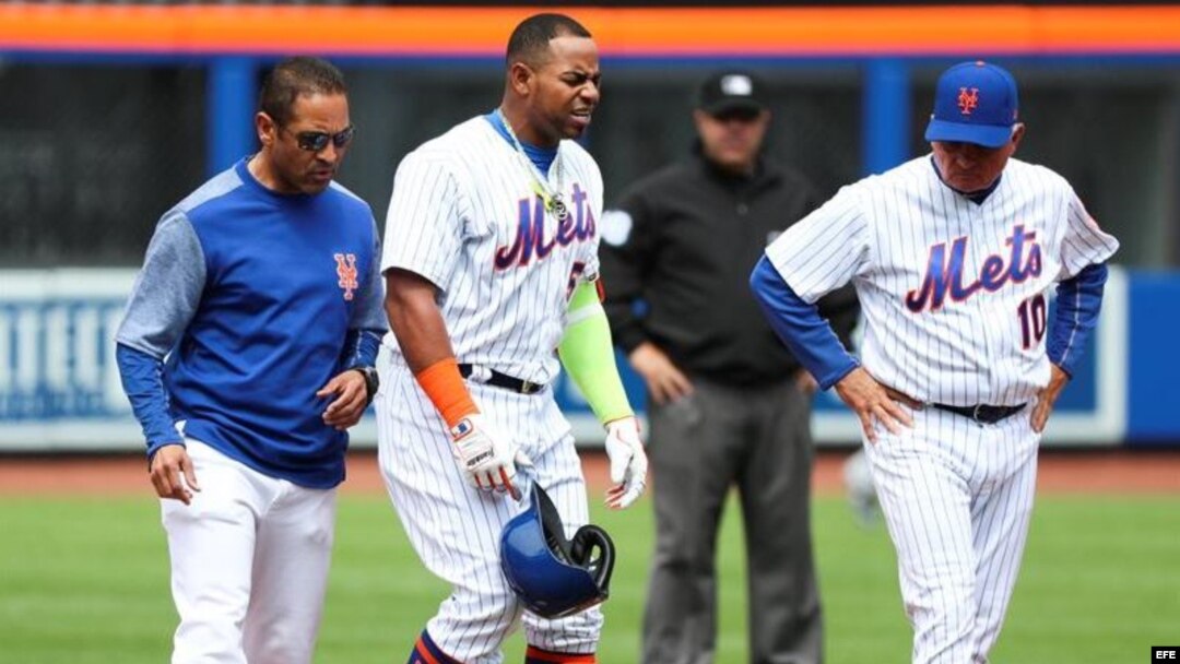 Yoenis Céspedes (c) de los Mets reacciona luego de lastimarse.