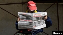 Un hombre lee el periódico Granma