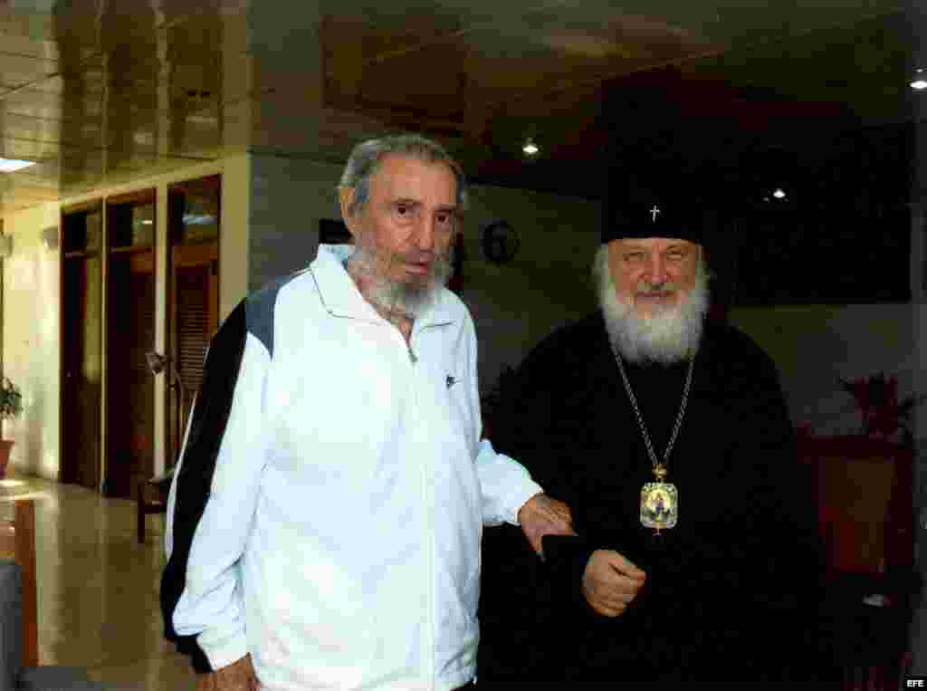 Fotografía cedida por el Patriarcado de la Iglesia Ortodoxa Rusa. Fidel Castro con Kiril Gundjaev, entonces número dos de la Iglesia ortodoxa rusa, durante la consagración por parte del segundo de la primera catedral de su confesión en La Habana, la prime
