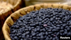 Frijoles negros, un componente fundamental, junto al arroz, de la dieta del cubano. REUTERS/David Mercado