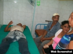 Lesionados en el accidente reciben atención médica en el hospital Celia Sánchez Manduley.