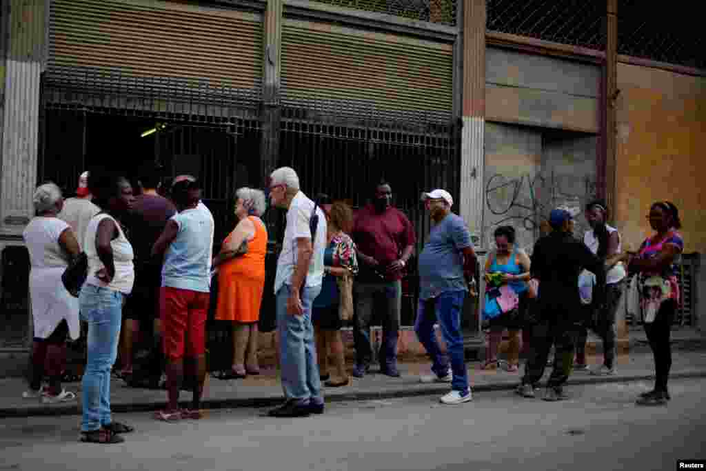 Cubanos hace fila para comprar pollo en una tienda subsidiada o &quot;bodega&quot; en La Habana.&nbsp;La mayoría de los cubanos (78,6%) asegura que no recibe ningún tipo de asistencia social por parte del Estado.&nbsp;REUTERS/Alexandre Meneghini