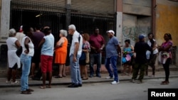 Cubanos hace fila para comprar pollo en una tienda subsidiada o "bodega" en La Habana (Foto: Archivo).