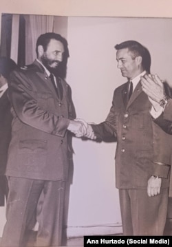 Senén Casas Regueiro, padre de Senén Casas Más, junto a Fidel Castro. 