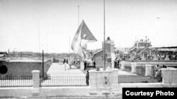 El 20 de mayo de 1902 la bandera de Cuba ondeó sola por primera vez en los edificios públicos.