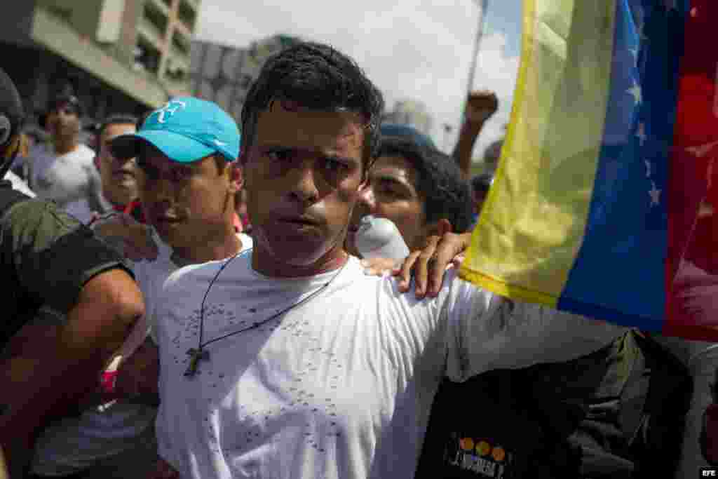 Leopoldo López se entrega en una plaza de Caracas a la GMB, policía militarizada