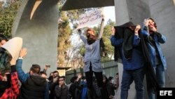 Estudiantes iraníes protestan contra el gobierno en Teherán, el 30 de diciembre de 2017. 