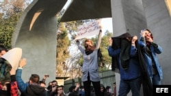 Estudiantes iraníes protestan contra el gobierno en Teherán. 