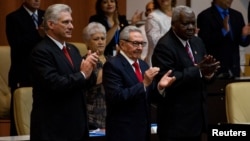 Miguel Díaz-Canel, Raúl Castro y Esteban Lazo durante la promulgación de la Constitución en 2019. Lazo fue incluido entre los 11 miembros de la élite del régimen cubano sancionados esta semana por EEUU. 