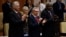 Miguel Díaz-Canel, Raúl Castro y Esteban Lazo durante la promulgación de la Constitución en 2019. Lazo fue incluido entre los 11 miembros de la élite del régimen cubano sancionados esta semana por EEUU. 