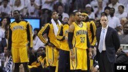 Los Indiana Pacers y su entrenador Frank Vogel (d).
