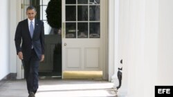 El presidente de Estados Unidos, Barack Obama, se dirige al inicio de su jornada al Despacho Oval a través de la columnata de la Casa Blanca, en Washington (EE.UU.). ,