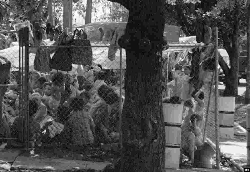 Vista parcial de la embajada de Perú en La Habana, con multitud de ciudadanos cubanos que solicitan asilo político. El gobierno cubano accedió posteriormente a trasladarlos al puerto de Mariel, desde donde fueron deportados por embarcaciones fletadas desd