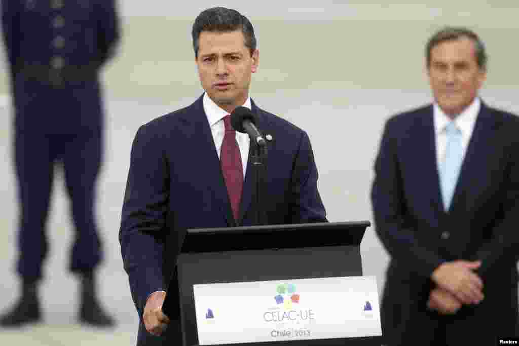 El presidente de México Enrique Peña Nieto habla a los medios a su llegada al aeropuerto de Santiago para asistir a la Cumbre CELAC-UE. 