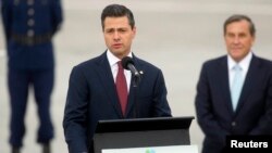 El presidente de México Enrique Peña Nieto habla a los medios a su llegada al aeropuerto de Santiago para asistir a la Cumbre CELAC-UE.