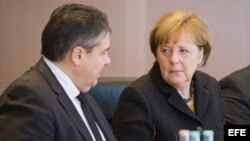 La canciller alemana, Angela Merkel y el ministro alemán de Economía, Sigmar Gabriel, durante el primer Consejo de Ministros del año en Berlín el 6 de enero de 2016.