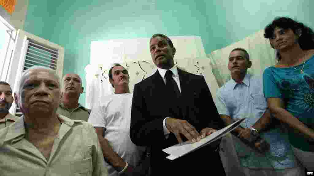 El opositor cubano Óscar Elías Biscet (c), acompañado de una decena de disidentes, presentó el 9 de enero de 2013, el "Proyecto Emilia" en La Habana (Cuba), con el que se propone recoger firmas para promover el cambio de la isla hacia la democracia. En es