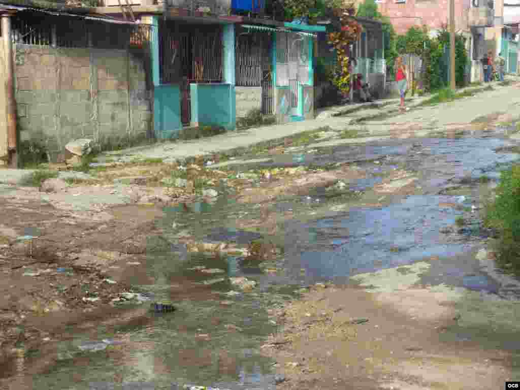 Salideros constantes contribuyen a escases de agua en la ciudad.