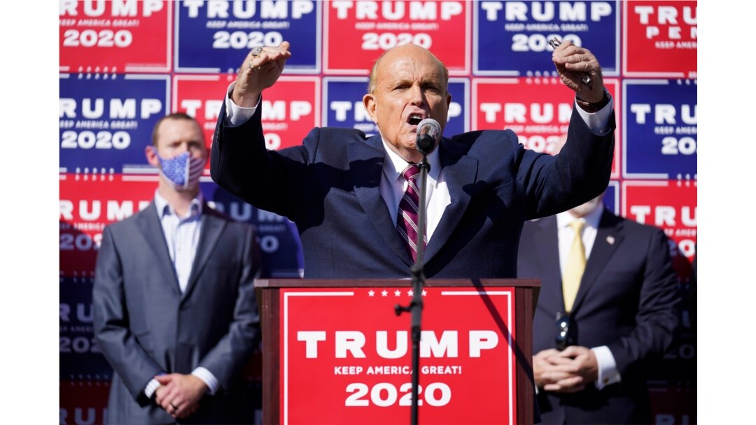 El abogado del presidente Trump, Rudy Giuliani, explica las quejas judiciales de la campaña.