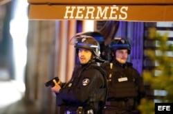 Miembros de la policía francesa custodian la zona.