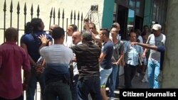 Reporta Cuba. Represión contra activistas el domingo 12 abril. Foto: Ángel Moya.