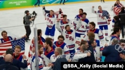 El equipo estadounidense de hockey sobre hielo celebra el oro olímpico.