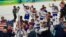 El equipo estadounidense de hockey sobre hielo celebra el oro olímpico.
