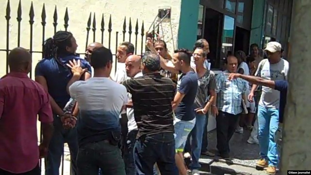 Reporta Cuba. Represión contra activistas el domingo 12 abril. Foto: Ángel Moya.