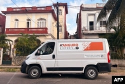 Se ve una camioneta de reparto de una empresa de envío de alimentos con sede en Estados Unidos en un barrio de La Habana el 22 de mayo de 2024.