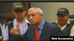El ex mandatario guatemalteco Otto Pérez Molina, habla con la prensa, antes de ser conducido a la prisión este jueves