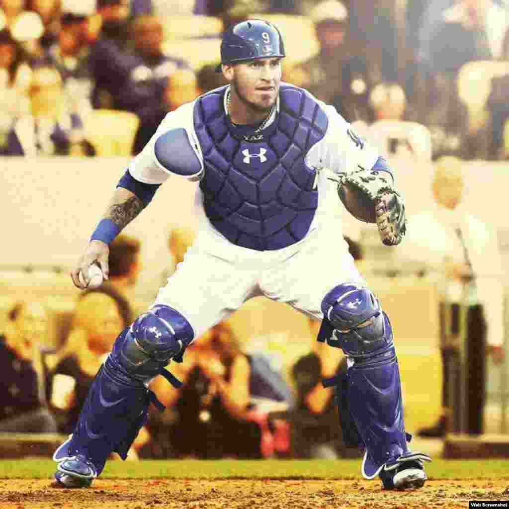 Yasmani Grandal, receptor de los Dodgers, llegó a EEUU a los 10 años de edad y su salario actual es de 5 millones 500 mil dólares. Debutó en las Grandes Ligas con los Padres de San Diego el 2 de junio de 2012. 